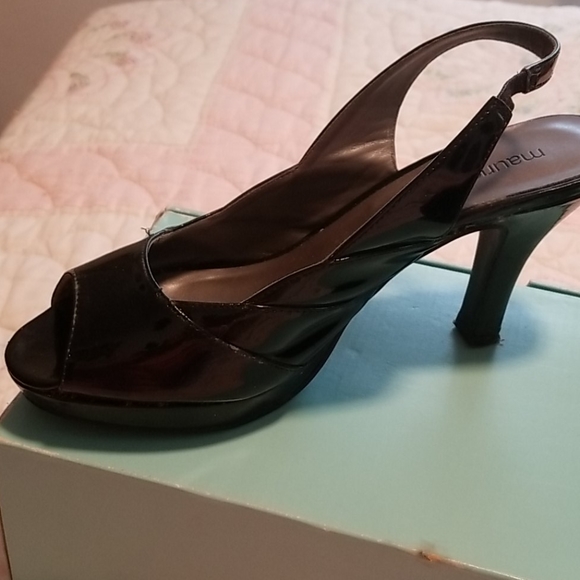 High heeled black sling back shoes.   Sz 10 - Picture 2 of 5
